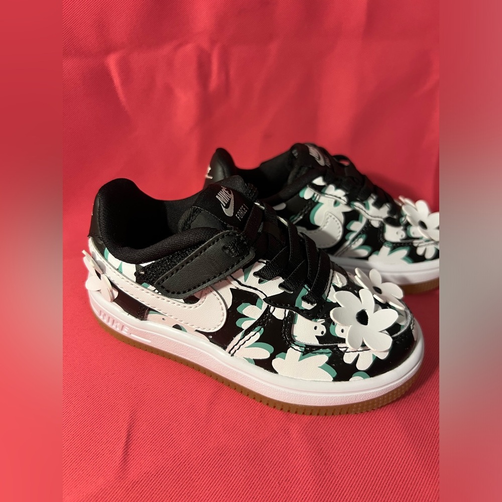 Nike Kids Floral Black and White Shoes - Picture 2 of 15